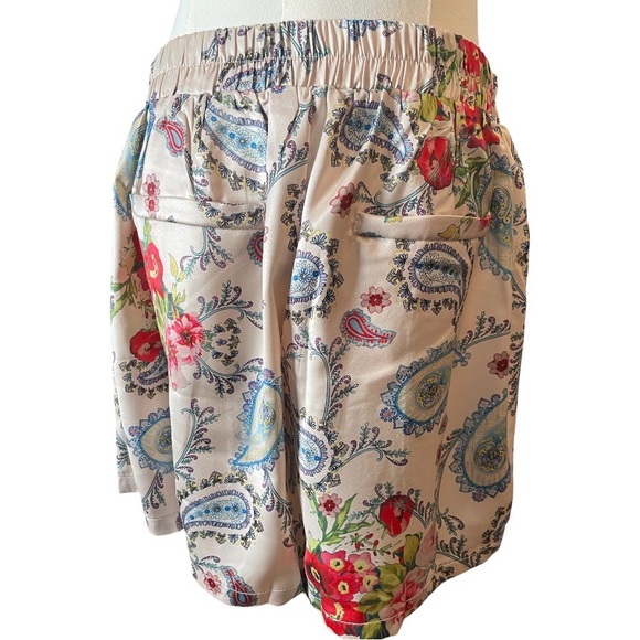 Umgee Floral Paisley Cream Women's Shorts, size L, NWT - Picture 3 of 12